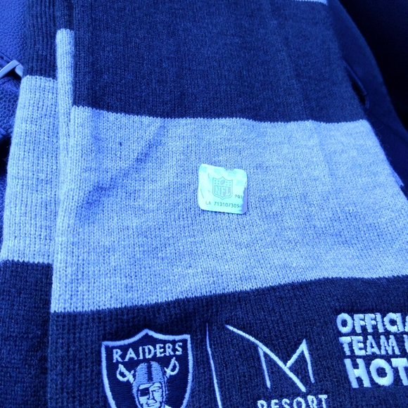 Nice warm Scarf OFFICAL Raiders NFL Brand . - Picture 2 of 2